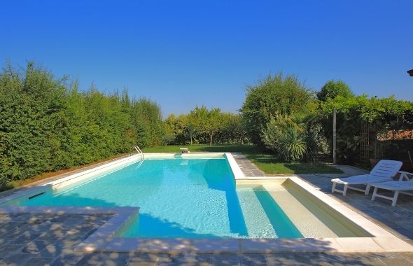 piscina familiare con scalinata