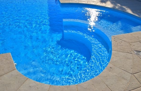 zona idromassaggio in piscina