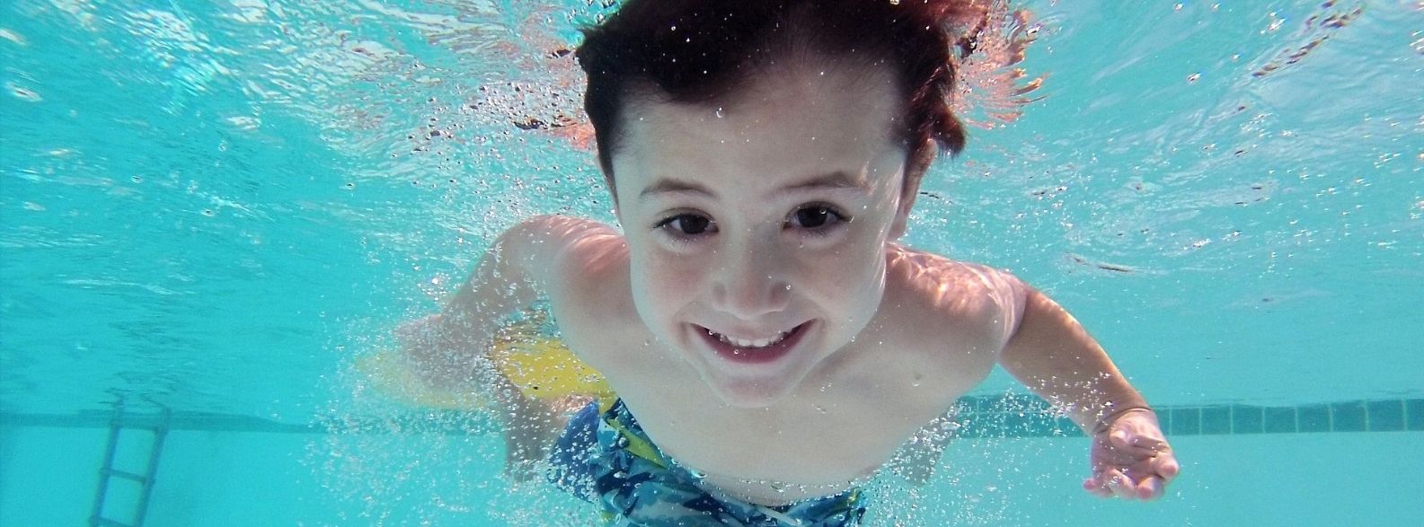 Bambino nuota in piscina