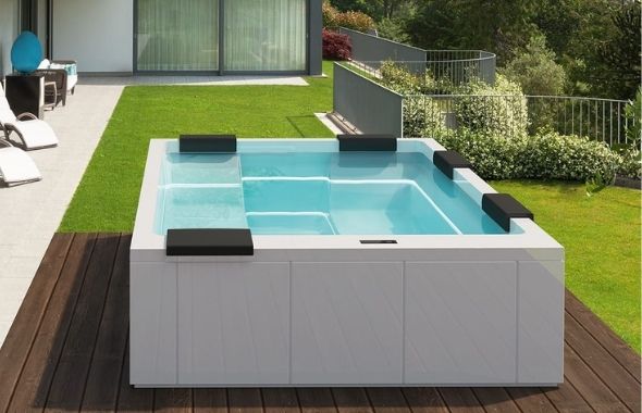 Minipiscina idromassaggio esterna in giardino