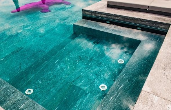 piscina con accessori interni in inox