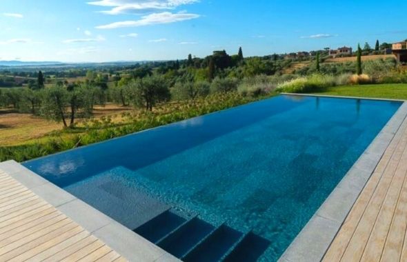 piscina con telo nero