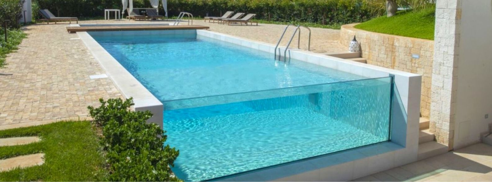 piscina fuori terra con parete in vetro