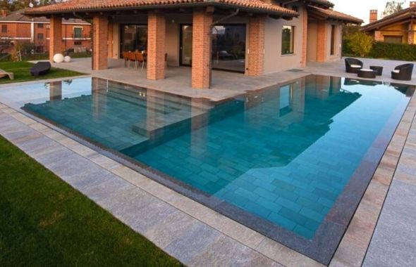 piscina interrata con finiture di lusso