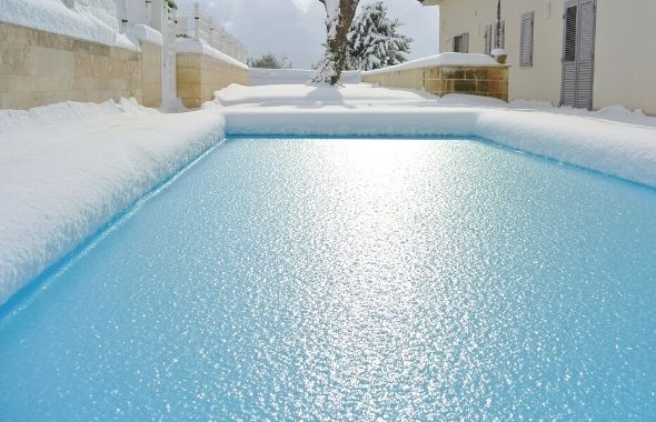 Piscina ricoperta di neve