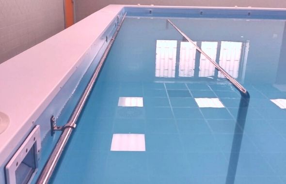 piscina fuori terra con mancorrente