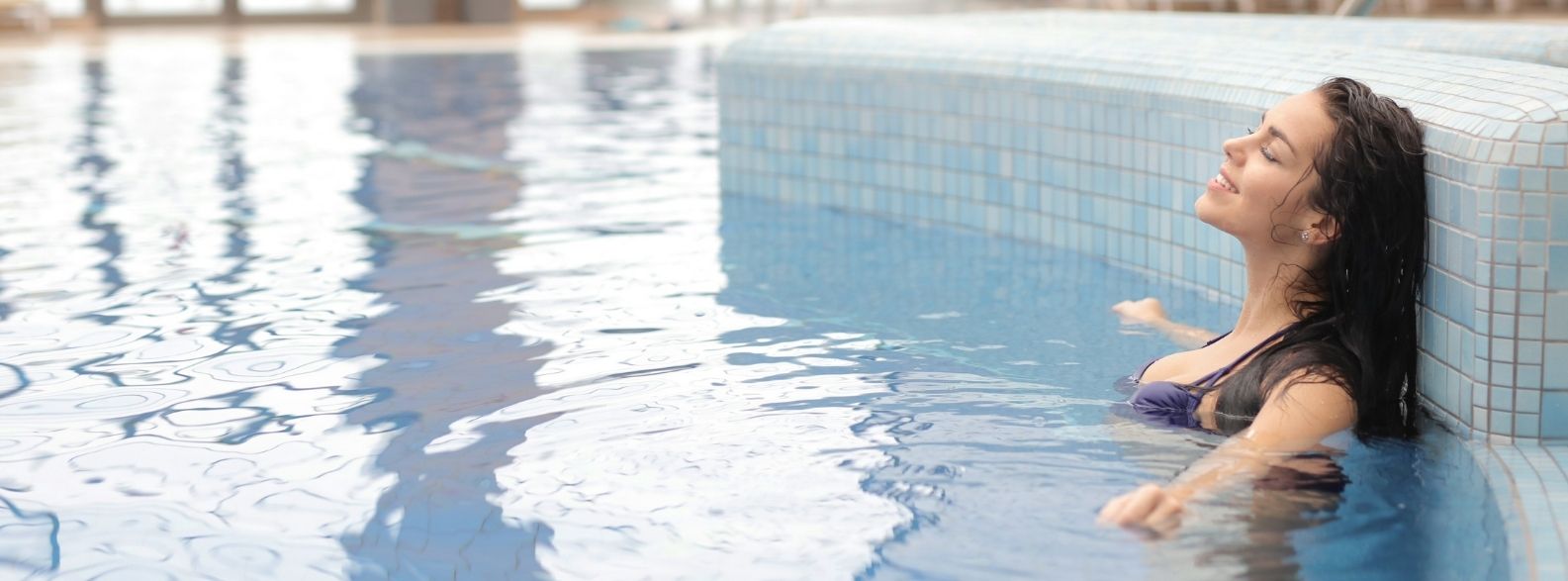donna in piscina relax