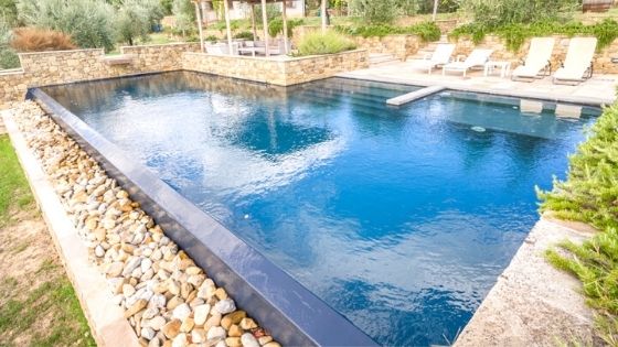 Progetta la piscina in stile 