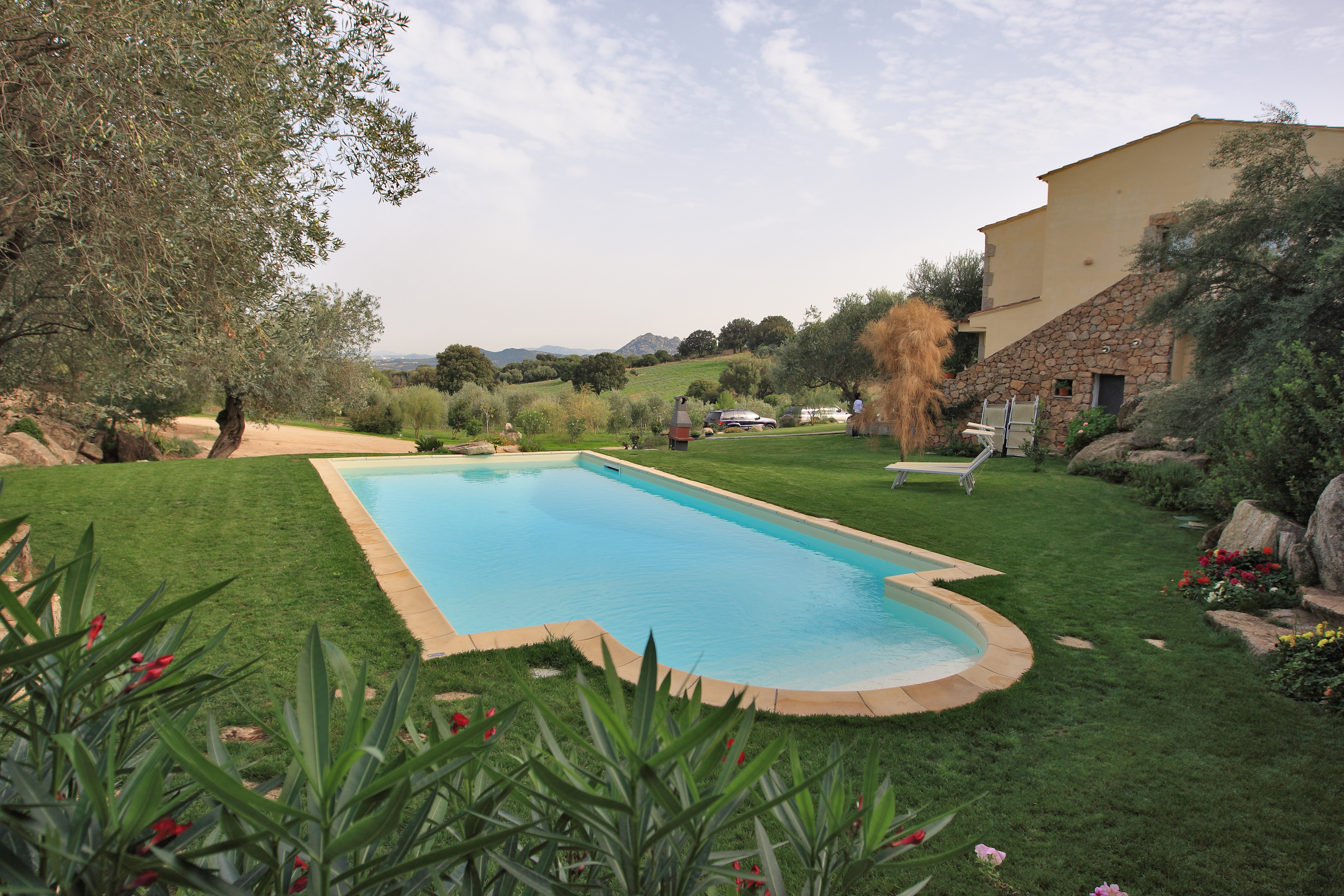 Scopri come la piscina in giardino aumenta il valore del tuo immobile